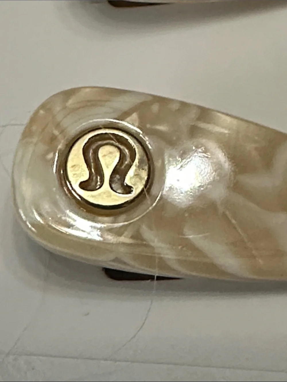 lululemon athletica Pearl Cream Marbled Alligator Hair Clips (2 Pack)